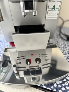 De'Longhi ECAM 23.420. SW Fully Automatic Espresso Machine 1.8L Silver White Milk Frother Bean to Cup